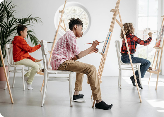 Alumno trabajando en su cuadro en un ambiente acogedor en la academia de arte Divinoarte