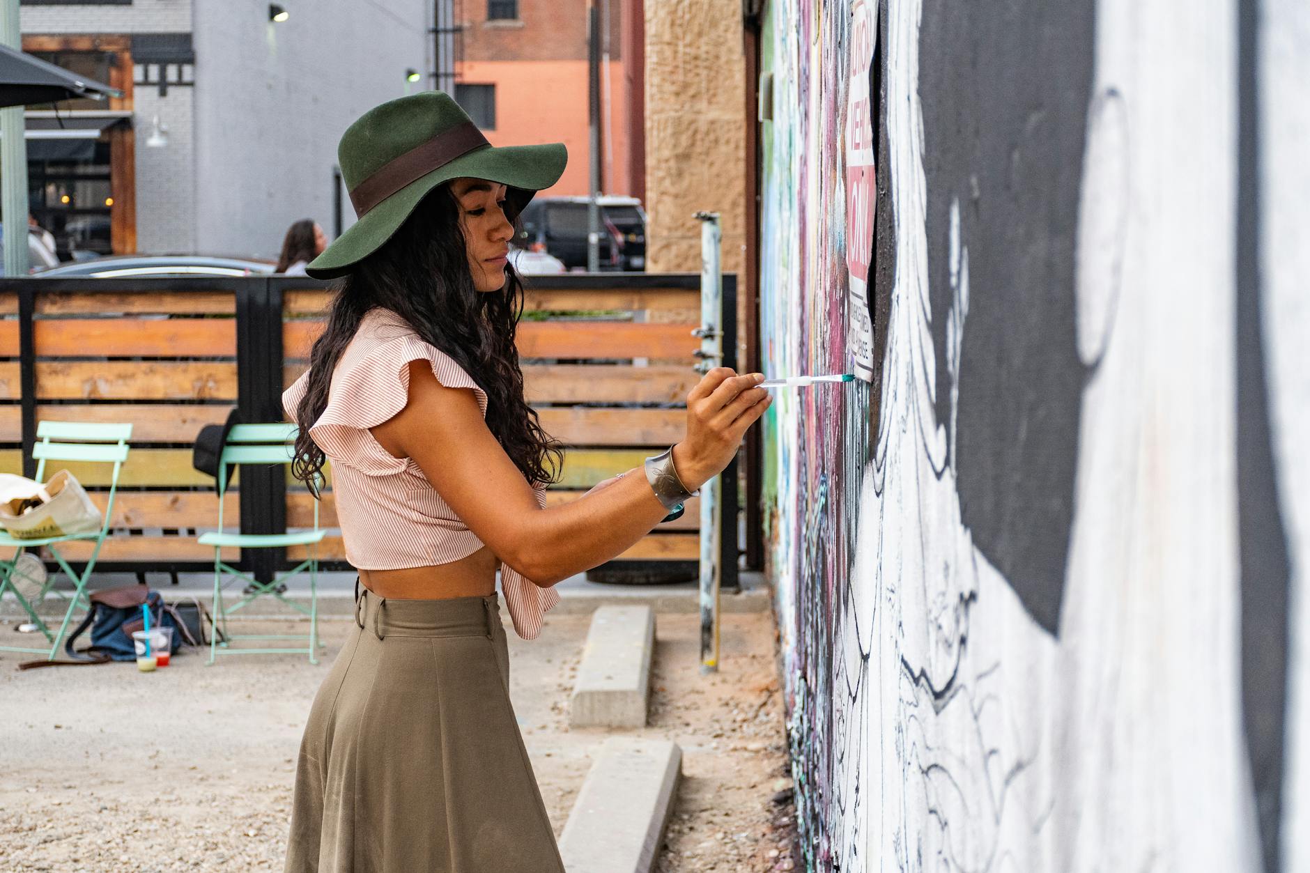 Mural colaborativo para sala terapéutica - Trabajo colectivo lleno de símbolos y expresiones personales artísticas