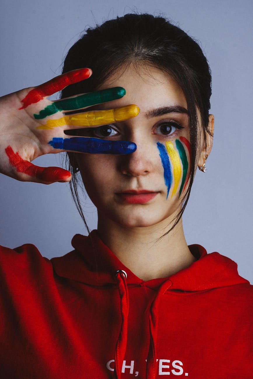 Proyecto grupal Sentir con los dedos - Niño con pintura corporal que expresa emociones a través del tacto