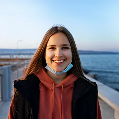 Retrato de alumna que explica cómo las clases le han ayudado a reconectar con su creatividad