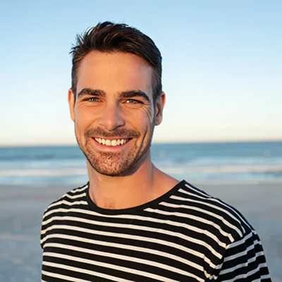 Retrato de alumno satisfecho que valora con cinco estrellas las clases de dibujo y pintura