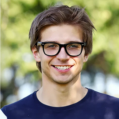Retrato de alumno con gafas que destaca el trato profesional y cercano de la academia